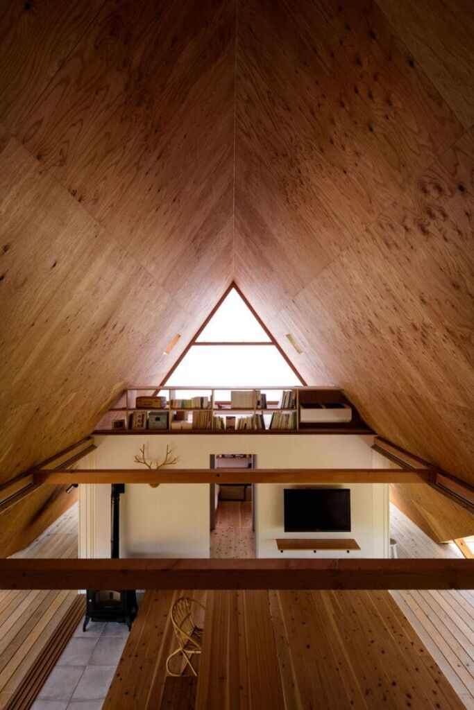 Photographie d'une maison avec un toit tente en bois