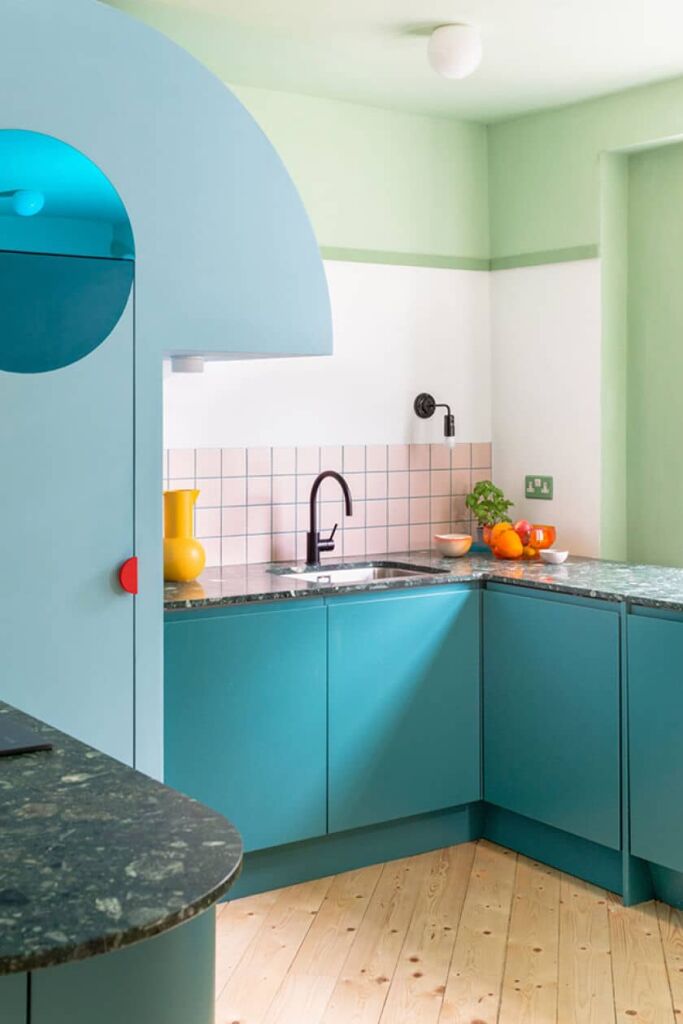 Dcoration d'intrieur d'une cuisine avec de la couleur