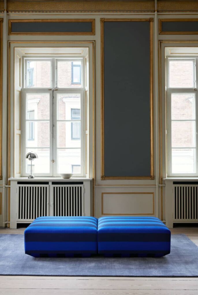 Décoration d'intérieur canapé bleu klein tendances 2022