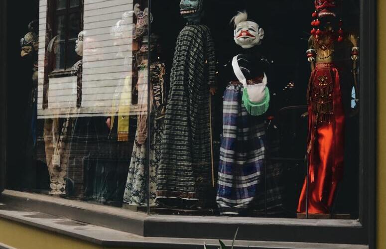 dcoration d'une vitrine de boutique de costume