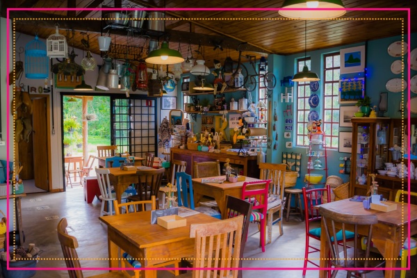 Décoration d'une salle de restaurant dans un style éclectique