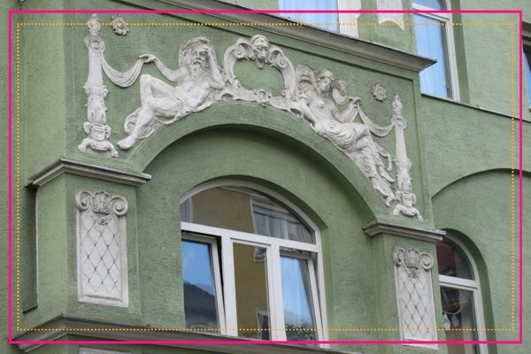 moulure sur une facade réalisée par un staffeur ornemaniste